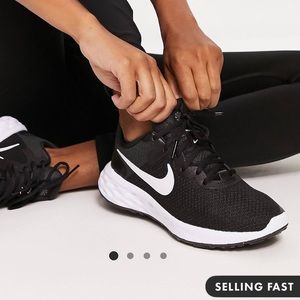 NWT Nike Revolution 6 Next Sneakers in Black and White